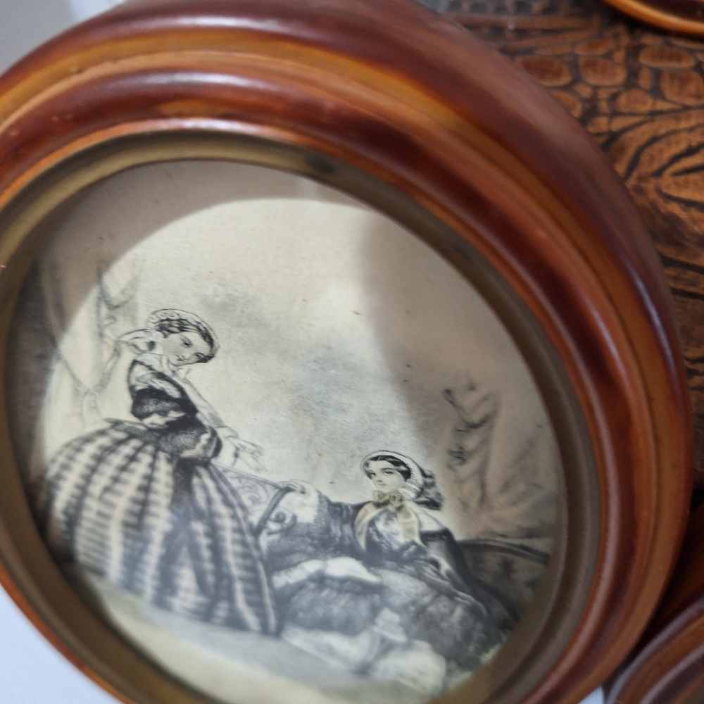 Vintage Style Oval Wall Frame Set in Warm Brown and Gold - Picture 2 of 8